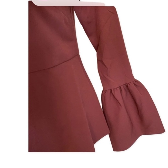 Romeo & Juliet Couture NWT Long Bell Sleeve Cold Shoulder Blouse Size Small - Picture 6 of 10